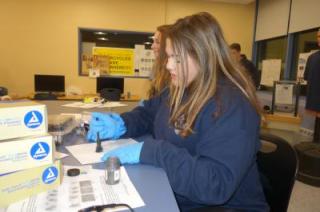 photo of Criminal Justice student demonstrating fingerprint dusting